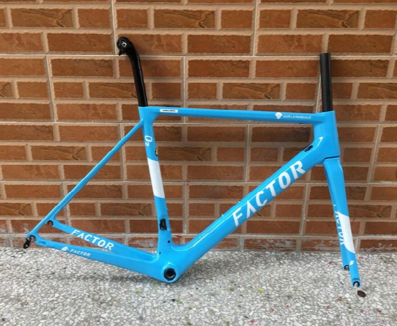 2018 Hot Sell Taiwan Made Newest Design Model White Blue Color Factor O2 Carbon Road Bike Frame Bicycle Frameset Bike Free Shipping Ems